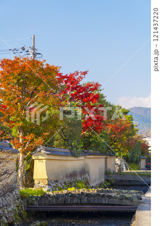 秋の京都上賀茂　社家の伝統的な町並みと紅葉 121437220