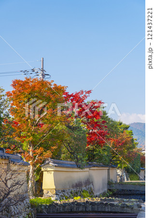 秋の京都上賀茂 社家の伝統的な町並みと紅葉 秋の京都上賀茂 社家の伝統的な町並みと紅葉 121437221