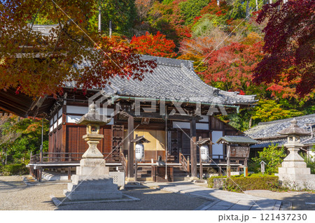 秋の京都　善峯寺　紅葉に包まれた釈迦堂 121437230