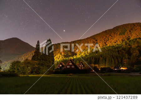 《岐阜県》秋の白川郷・星空の下の合掌造り集落 121437289