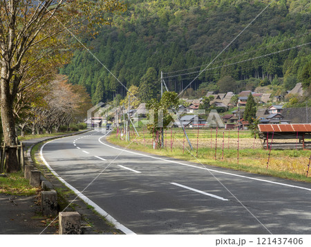 秋の美山かやぶきの里と府道38号線 121437406