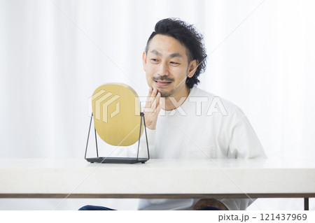 鏡を見るミドル男性 121437969