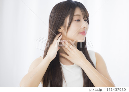 鏡を見て肌を気にする若い女性 鏡を見て肌を気にする若い女性 121437980
