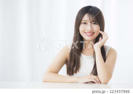 鏡を見て肌を気にする若い女性 鏡を見て肌を気にする若い女性 121437998