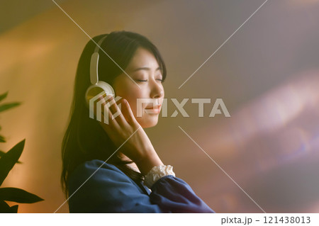 室内の女性ポートレート 121438013