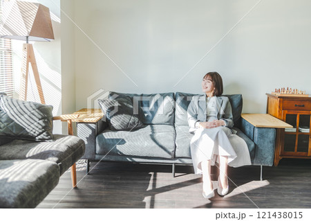 室内の女性ポートレート 121438015
