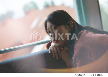 室内の女性ポートレート 室内の女性ポートレート 121438020