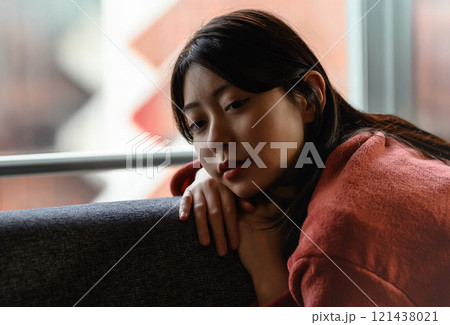 室内の女性ポートレート 121438021