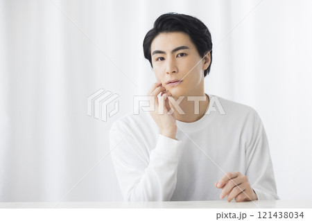 考える若い男性 121438034