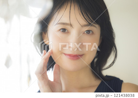 笑顔のミドル女性 121438038