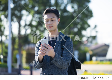 街中でスマホを持つ男性　 121438047