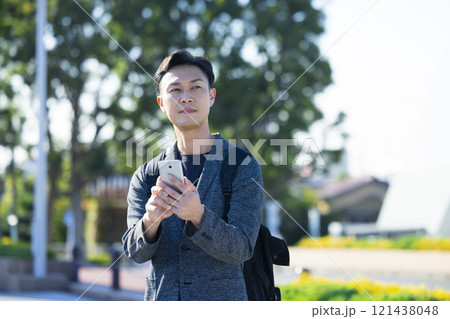 街中でスマホを持つ男性　 121438048