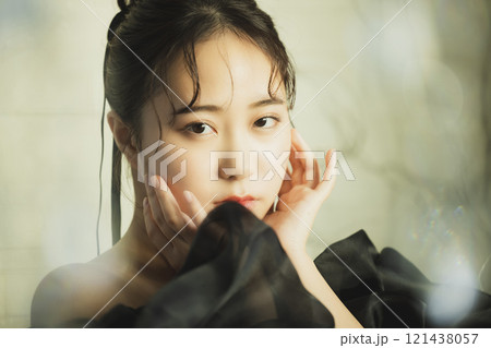 黒いドレスの女性 黒いドレスの女性 121438057