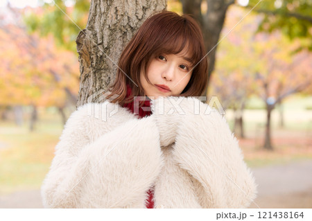 秋の公演で散歩をするファージャケットを着た女性 秋の公演で散歩をするファージャケットを着た女性 121438164