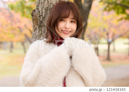 秋の公演で散歩をするファージャケットを着た女性 秋の公演で散歩をするファージャケットを着た女性 121438165