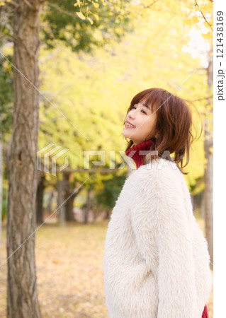 秋の公演で散歩をするファージャケットを着た女性 秋の公演で散歩をするファージャケットを着た女性 121438169