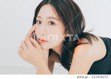 若い女性のナチュラルなビューティーイメージ 若い女性のナチュラルなビューティーイメージ 121438257