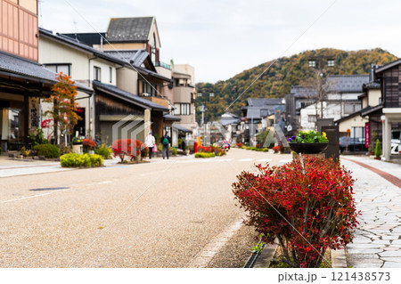 背景ボケ｜山中温泉のメインストリート「ゆげ街道」｜観光イメージ｜11月撮影｜石川県加賀市 121438573