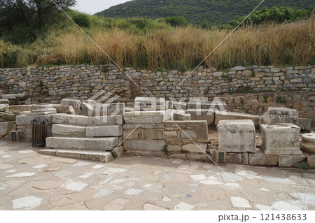 トルコ イズミル付近 エフェソス遺跡の風景 121438633