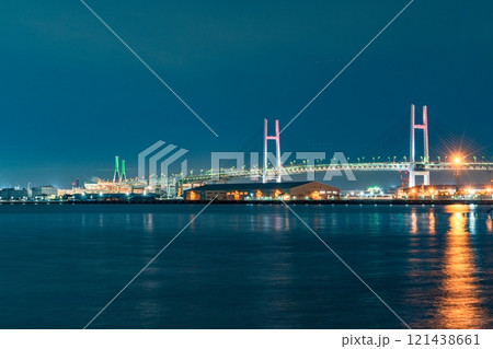 ライトアップされたベイブリッジ 121438661
