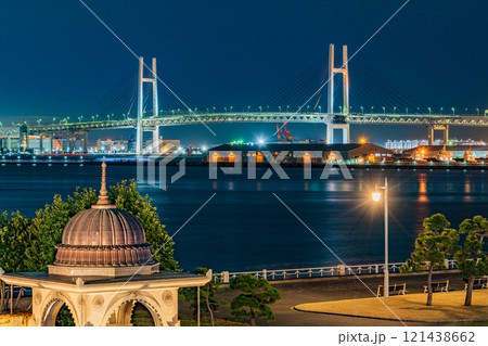 ライトアップされた山下公園とベイブリッジ 121438662