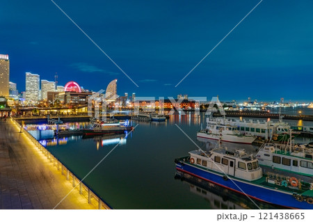 ライトアップされたみなとみらいの夜景 121438665