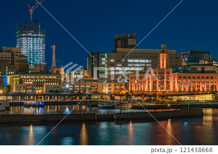 ライトアップされたみなとみらいの風景 121438668