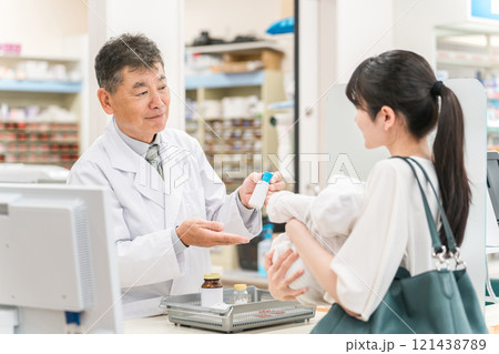 薬局・病院・ドラッグストアで働く薬剤師（服薬指導・処方箋・薬） 121438789