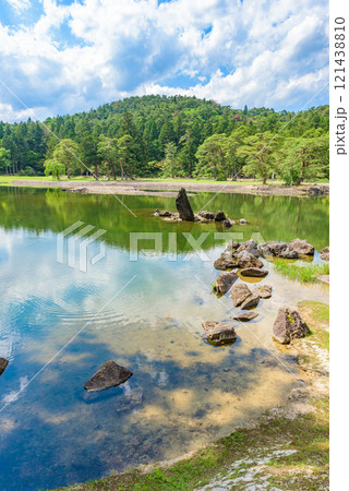 毛越寺庭園　世界遺産「平泉―仏国土（浄土）を表す建築・庭園及び考古学的遺跡群―」　岩手県 121438810
