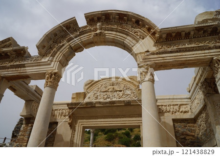 トルコ イズミル付近 エフェソス遺跡 ハドリアヌスの神殿 121438829