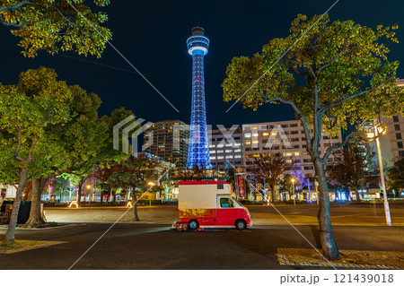山下公園の夜景とマリンタワー 121439018