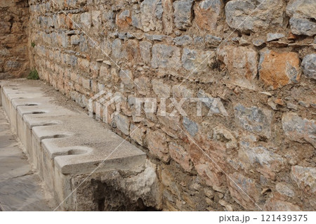 トルコ イズミル付近 エフェソス遺跡の公衆トイレ 121439375