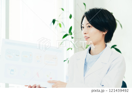 栄養指導をする栄養士の女性 栄養指導をする栄養士の女性 121439492