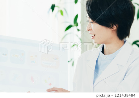栄養指導をする栄養士の女性 栄養指導をする栄養士の女性 121439494