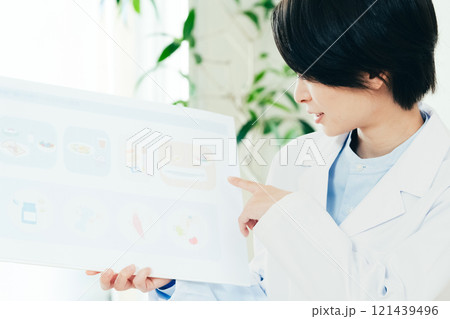 栄養指導をする栄養士の女性 121439496