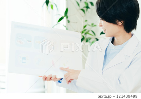 栄養指導をする栄養士の女性 121439499