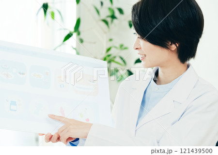 栄養指導をする栄養士の女性 121439500