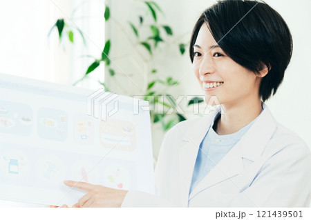 栄養指導をする栄養士の女性 121439501