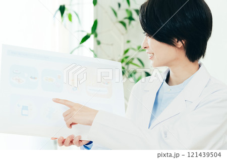 栄養指導をする栄養士の女性 121439504
