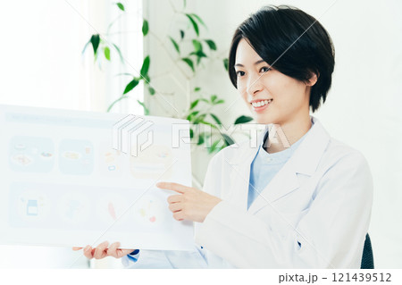 栄養指導をする栄養士の女性 栄養指導をする栄養士の女性 121439512