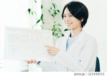 栄養指導をする栄養士の女性 121439513
