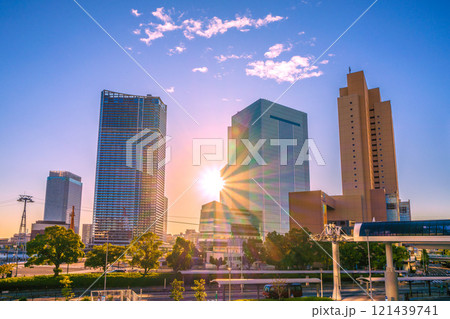 日本の横浜都市景観 朝日を浴びる横浜市役所やビル群、早朝の桜木町駅前。明日へ希望の光…＝3日 121439741