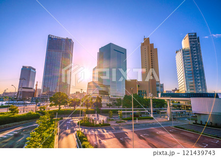 日本の横浜都市景観 朝日を浴びる横浜市役所やビル群、早朝の桜木町駅前。明日へ希望の光…＝3日 121439743