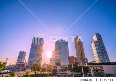 日本の横浜都市景観 朝日を浴びる横浜市役所やビル群、早朝の桜木町駅前。明日へ希望の光…=3日 日本の横浜都市景観 朝日を浴びる横浜市役所やビル群、早朝の桜木町駅前。明日へ希望の光…=3日 121439744