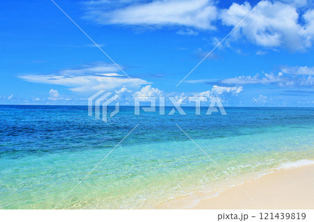 沖縄　夏の青空と宮古島の海 121439819