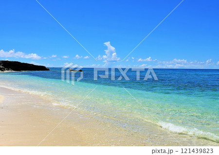 沖縄　夏の青空と宮古島の海 121439823
