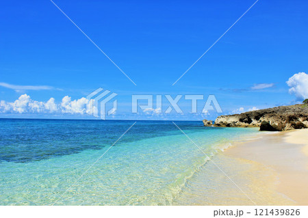 沖縄　夏の青空と宮古島の海 121439826