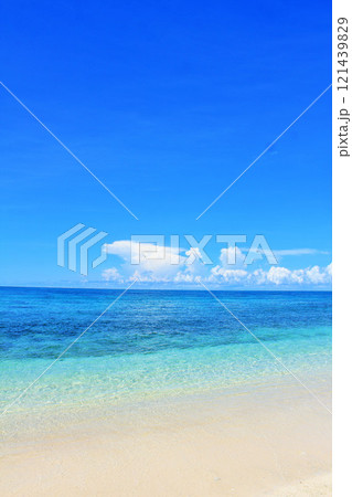 沖縄　夏の青空と宮古島の海 121439829