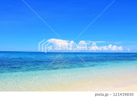 沖縄　夏の青空と宮古島の海 121439830