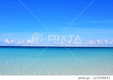沖縄　青空の宮古島　与那覇前浜の海 121439831